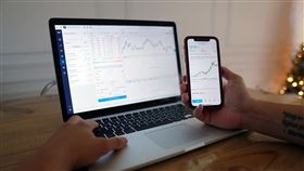 台股創新高突破28,500點後，於高檔震盪下殺至27397點，由於今年以來成長股多數已漲過一輪，現階段建議可將焦點轉向金融股或高息股，有機會迎來落後補漲行情。（示意圖／PIXABAY）