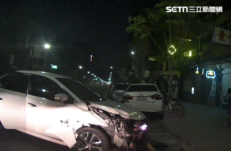 嘉義市興業西路16日凌晨5時發生車禍，轎車自撞車頭全毀。（圖／翻攝畫面）