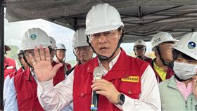 行政院政務委員季連成視察花蓮災區行政院政務委員季連成（中）15日赴花蓮鳳林鎮、萬榮鄉視察災情，宣布新增受災戶將納入光復補助方案，馬太鞍溪左岸將興建600公尺長大堤防及3公里導水道，要求涵管便道10天內恢復通車。中央社記者張祈攝 114年11月15日