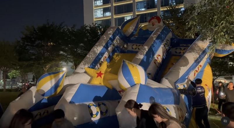 許多孩童在「充氣城堡」上玩耍時遭吞沒。（圖／翻攝自Threads @ni3222222）