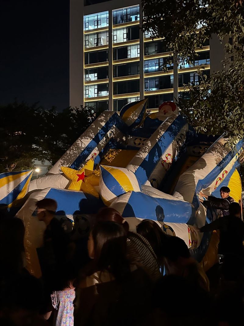 「充氣城堡」消風導致許多正在玩的孩童跌落。（圖／翻攝自Threads @ni3222222）