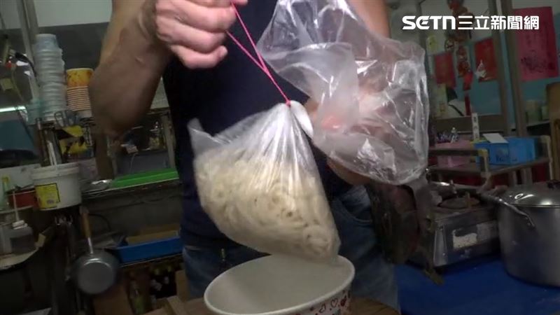 許多小吃店愛用邦提圈綁住塑膠袋口。（圖／資料照）