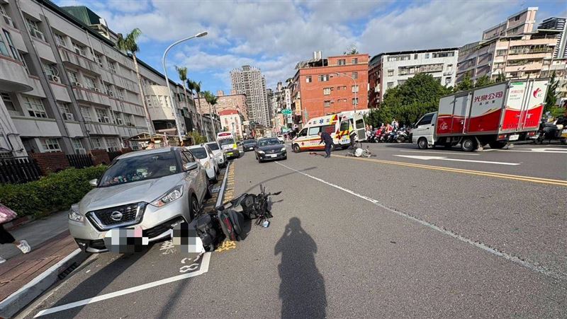 新北市新店區民族路發生離奇雙亡車禍。（圖／翻攝畫面）