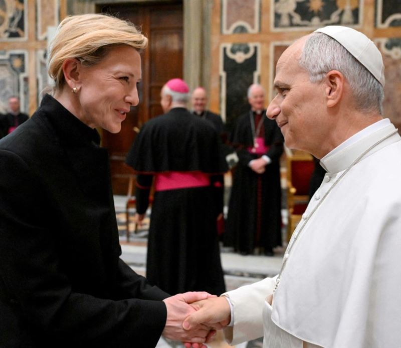 教宗良十四世（右）與奧斯卡影后凱特布蘭琪（左）會面。（圖／翻攝自X平台 @bbblanchett）