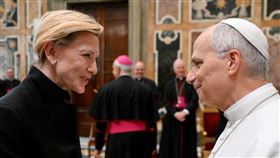 教宗良十四世（右）與奧斯卡影后凱特布蘭琪（左）會面。（圖／翻攝自X平台 @bbblanchett）