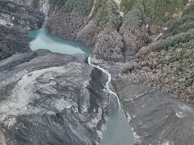最新空拍顯示，舊堰塞湖（上）蓄水量約33.0萬立方公尺，狀態穩定；13日新形成的堰塞湖3（下）處蓄水量約15萬立方公尺，穩定溢流。（圖／林保署花蓮分署提供）