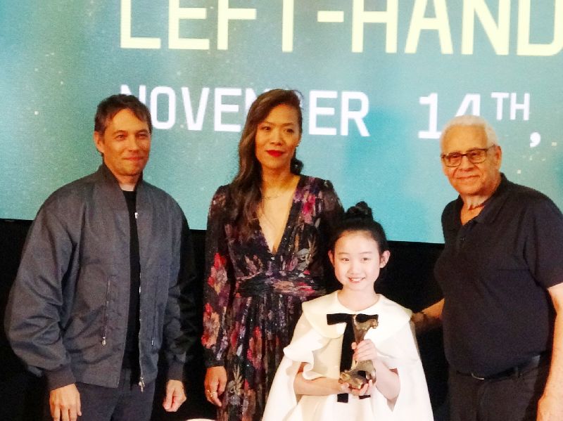 奧斯卡最佳導演得主西恩貝克（Sean Baker）（左1）與台灣導演鄒時擎（左2）籌備電影「左撇子女孩」超過20年，兩人與演員葉子綺（前）出席亞洲國際電影節映後座談。（圖／中央社）