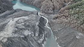 最新空拍顯示，舊堰塞湖（上）蓄水量約33.0萬立方公尺，狀態穩定；13日新形成的堰塞湖3（下）處蓄水量約15萬立方公尺，穩定溢流。（圖／林保署花蓮分署提供）