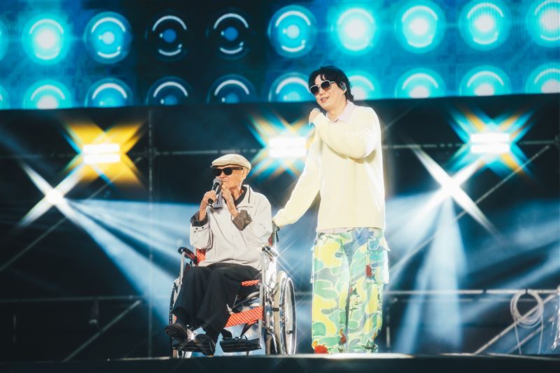 蕭煌奇（右）合體「目中無人」好友李炳輝（左）。（圖／KKLIVE、混血兒娛樂提供）