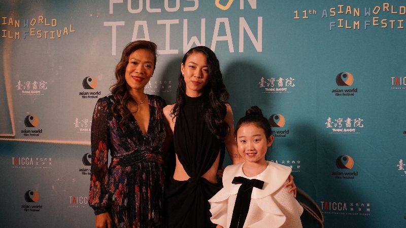 「左撇子女孩」導演鄒時擎（左起）與演員馬士媛、葉子綺出席洛杉磯的亞洲國際電影節。（圖／中央社）