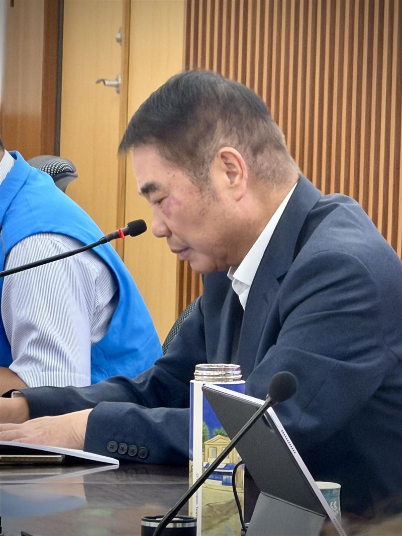 鍾東錦發文感嘆，「未經他人苦，莫勸他人善，瘋狂的網路世界，悲情的六口之家。」（圖／翻攝自鍾東錦臉書）