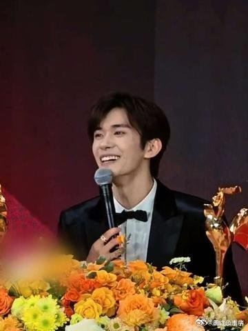 易烊千璽被問戀愛問題嚇到結巴，一臉想逃離現場的表情笑翻一票網友。（圖／翻攝自微博）