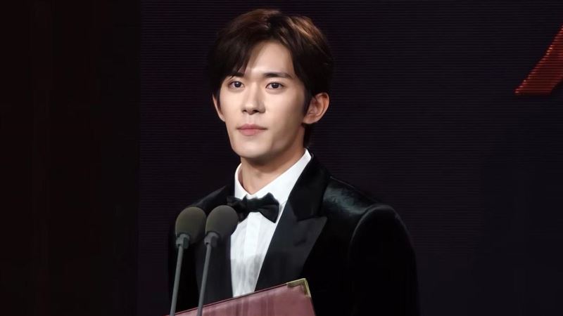 易烊千璽奪影帝　後台被問戀愛問題翻白眼