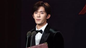 易烊千璽奪影帝　後台被問戀愛問題翻白眼