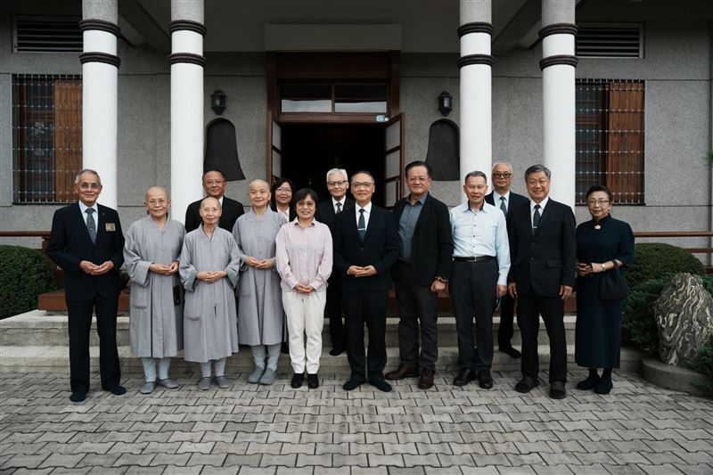 內政部長劉世芳、消防署長蕭煥章及宗教禮制司司長林振祿等人15日拜訪慈濟精舍。(圖/內政部提供）