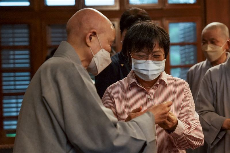 劉世芳部長拜會慈濟證嚴法師。(圖/內政部提供）