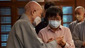 劉世芳部長拜會慈濟證嚴法師。(圖/內政部提供）