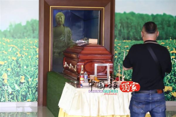 被封「護理系女神」的網紅謝侑芯在馬來西亞猝逝，家屬決定於當地火化，圖為謝侑芯遺體火化現場。（圖／《中國報》提供）