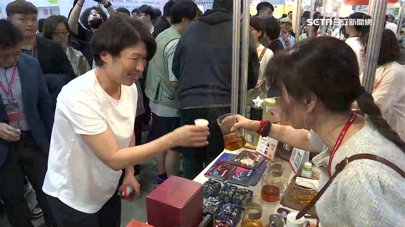 台東縣縣長饒慶鈴親自走訪每個攤位，品茗「台東紅烏龍」