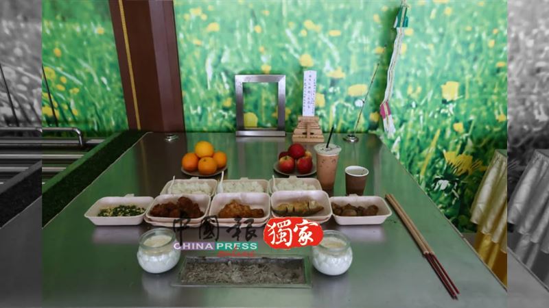 網紅謝侑芯16日於馬來西亞火化，簡易靈堂擺著牌位、招魂幡及飯菜，未見遺照。（圖／《中國報》提供）