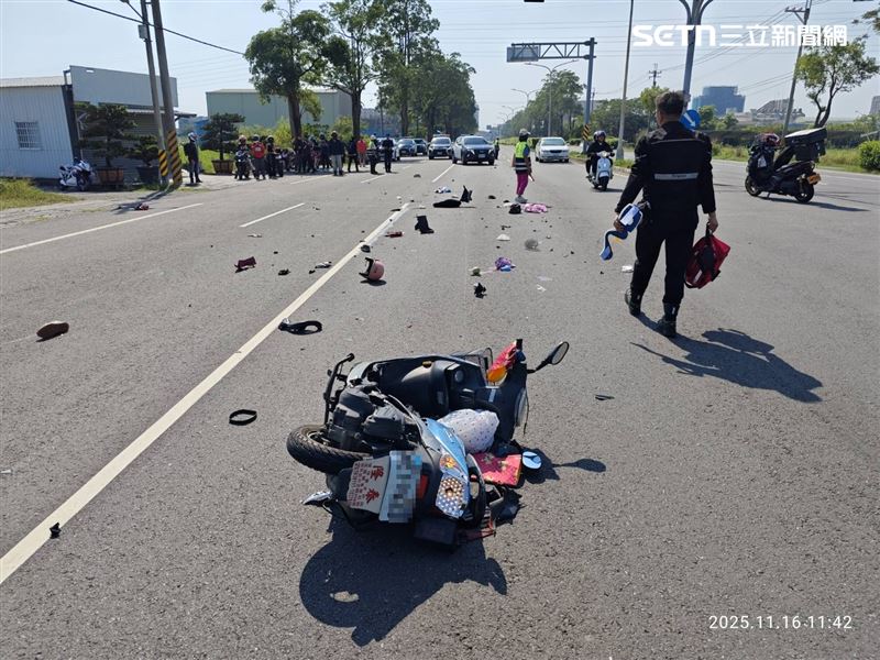 65歲女騎士當場失去呼吸心跳送醫不治，機車坐墊解體噴飛，現場一片混亂。（圖／民眾提供）