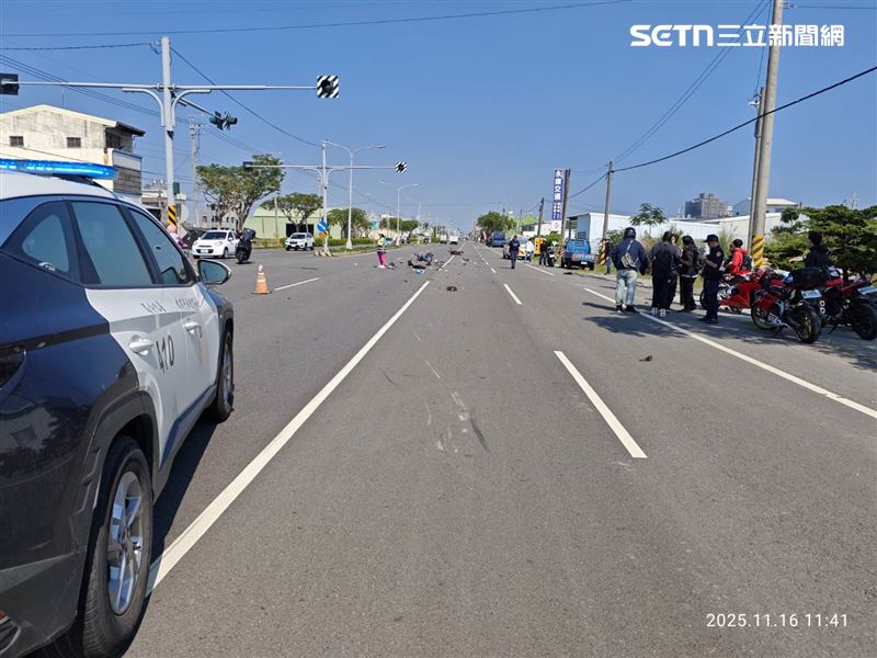 台一線善化段發生一起機車車禍，現場一片凌亂，警消趕到現場將2人送醫。（圖／民眾提供）