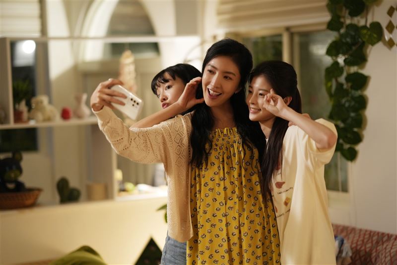 楊謹華（中）在《看看你有多愛我》的女兒林思廷（左）、詹子萱有截然不同的個性。（圖／Hami Video提供）
