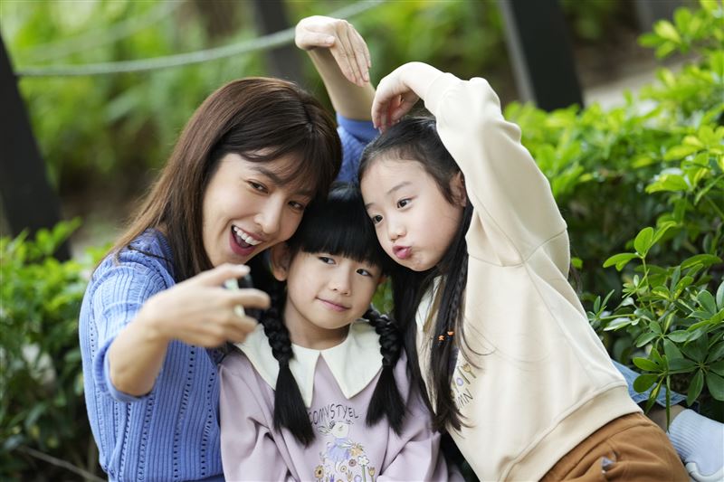 楊謹華在《看看你有多愛我》擁有一對可愛的雙胞胎女兒。（圖／Hami Video提供）