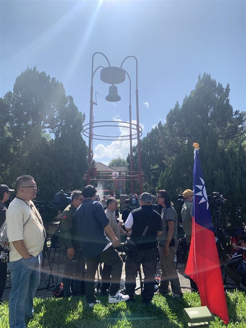 自稱是台大大氣系的網友預測颱風假翻車，喊話發雞排卻不見人影。（圖／翻攝自黑特帝大）