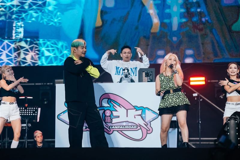 羅百吉與老婆將〈癡情男子漢〉變成電力滿滿的改編版。（圖／KKLIVE、混血兒娛樂提供）