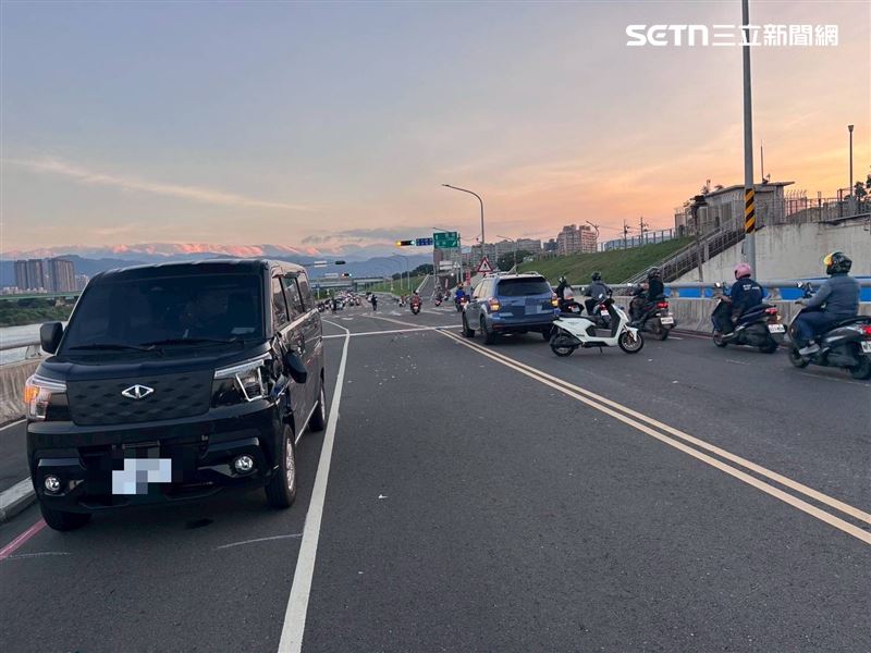 舞者「碗公」搭乘男友新車行經重新堤外便道時遭逆向機車擊落。（圖／翻攝畫面）