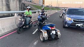 舞者「碗公」搭乘男友新車行經重新堤外便道時遭逆向機車擊落。（圖／翻攝畫面）