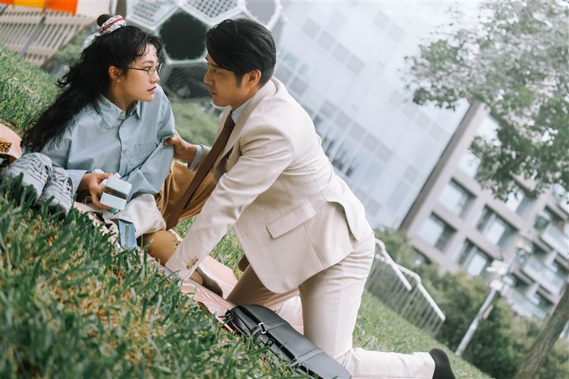 胡宇威（右）和李玲葦浪漫相遇。（圖／公視+提供）