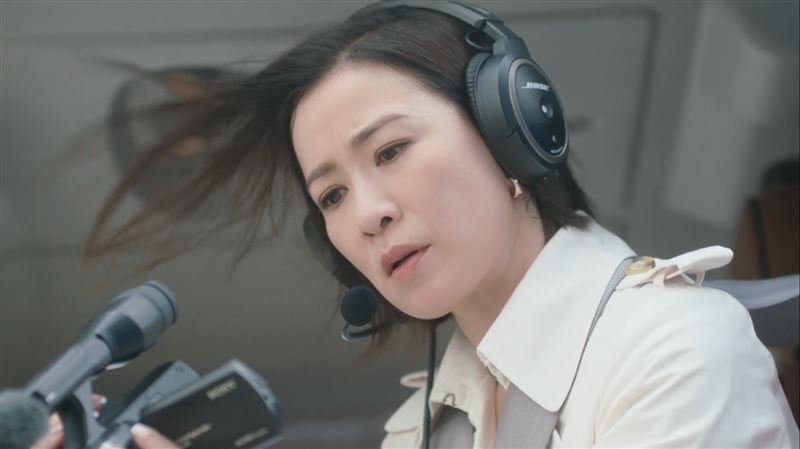 佘詩曼《新聞女王2》8樓高空開機門，搏命拍攝竟是自己加戲。（圖／翻攝自台灣大哥大MyVideo）