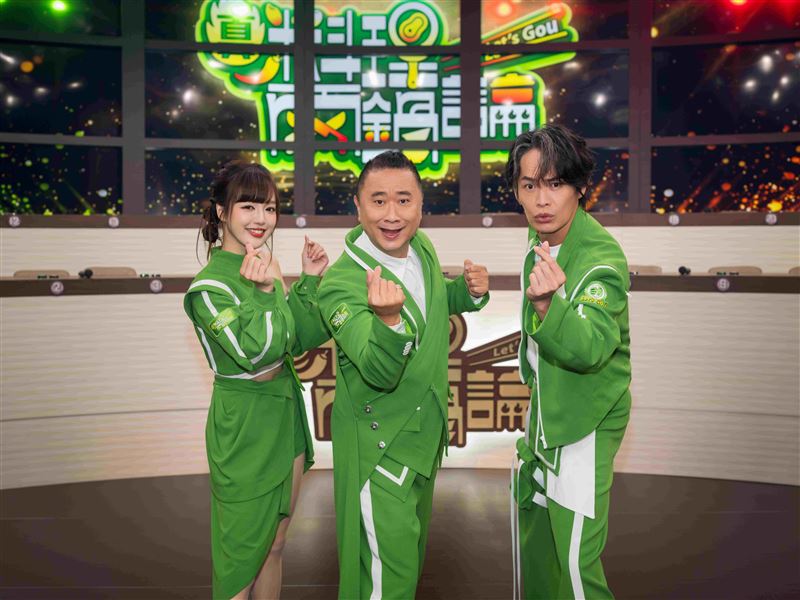 丘涵(左起)、邰智源、黃鐙輝主持節目。 (圖/麥卡貝網路電視提供)