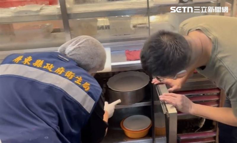 衛生局在現場揪出1缺失，立即要求業者改善。（圖／屏東縣衛生局提供）