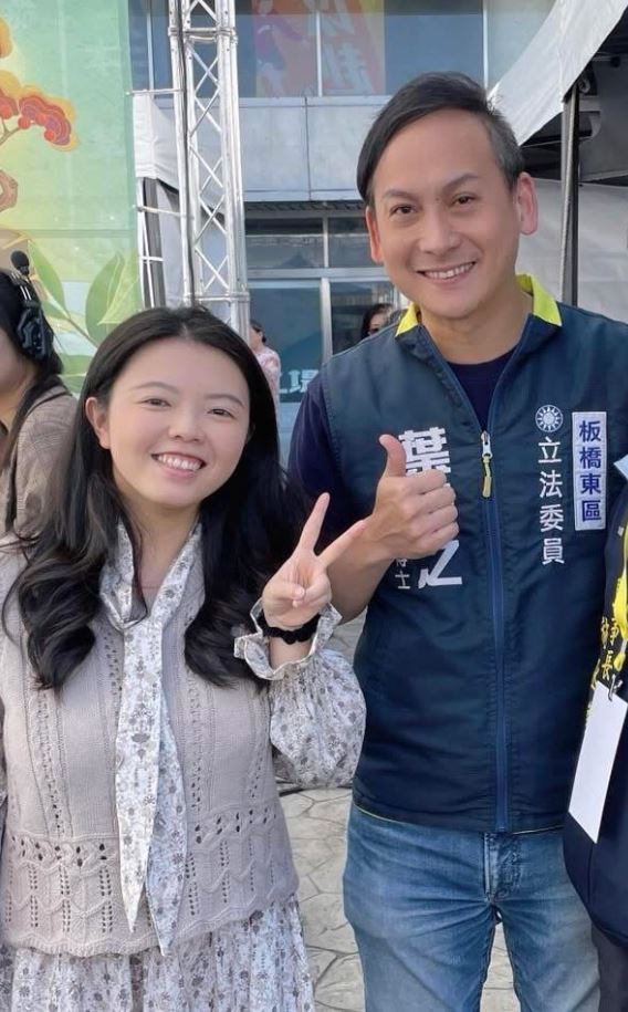 葉元之（右）曬出與中醫師小西瓜合照。（圖／翻攝自Threads @yeh.seafood）