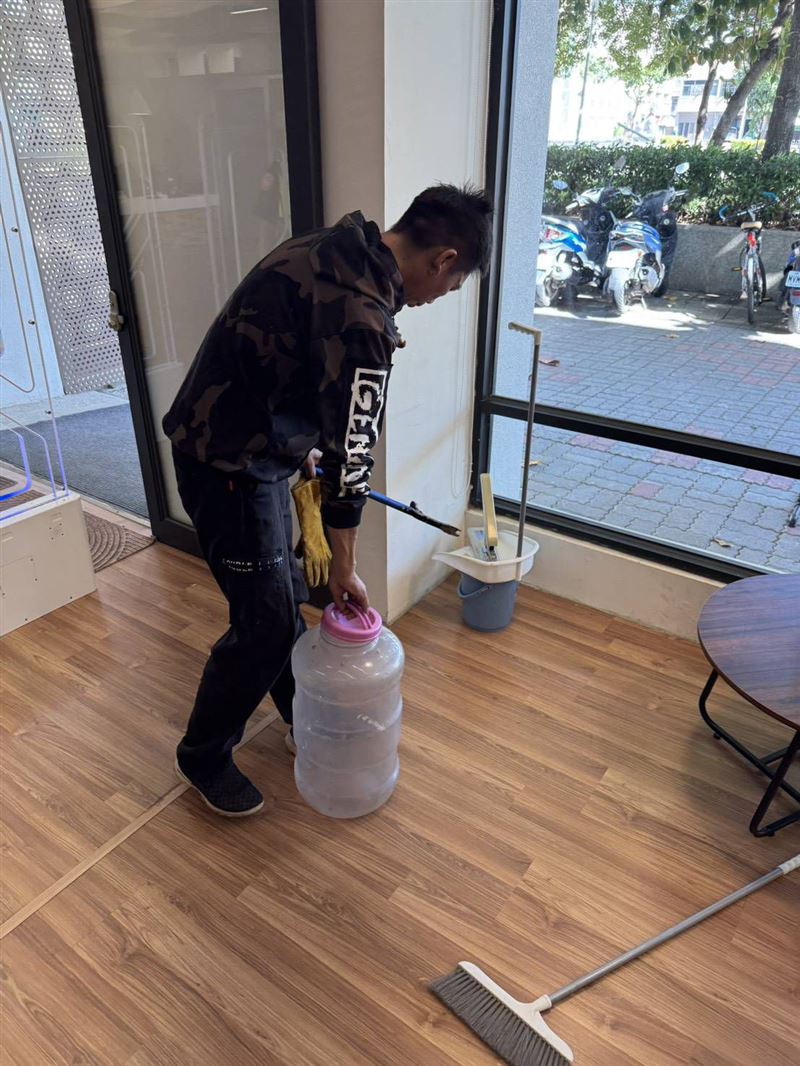 農業局廠商順利抓到蛇隻。（圖／翻攝畫面）