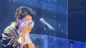 朱孝天在翻唱齊秦名曲《大約在冬季》時，唱到一半哽咽，用毛巾快速擦去臉上的淚水。（圖／翻攝自微博）