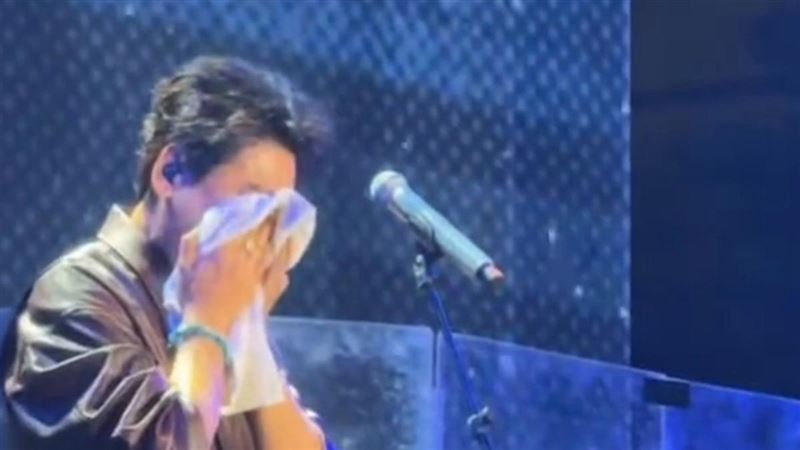 慘遭除名踢出F4!朱孝天首露面開唱淚崩