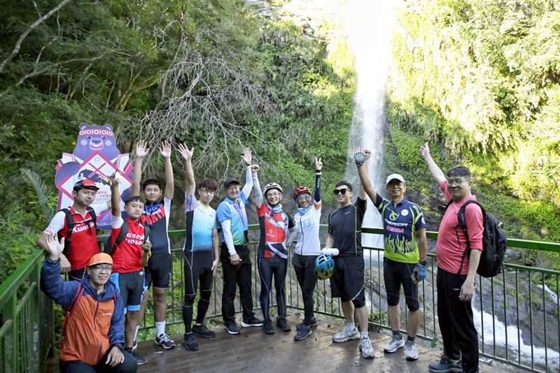 縱管處長許宗民(中紅衣)與民眾同遊瓦拉米古道。（圖／花東縱谷國家風景區管理處提供）