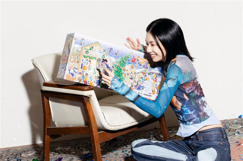 24罐飲品收進別具玩味的繽紛插畫禮盒中，充滿節慶氛圍。（圖／品牌業者提供）