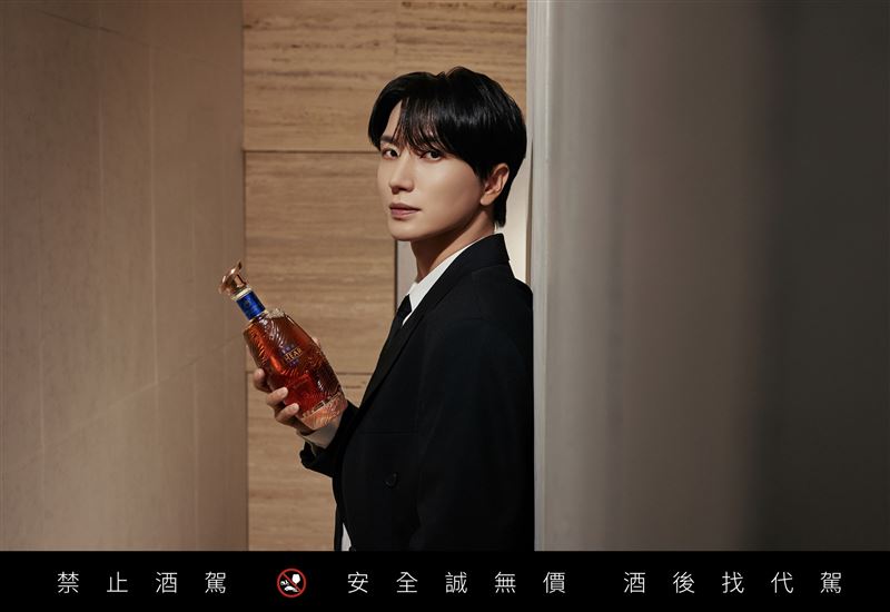 「創世者」形象大使利特於出道20週年之際，詮釋新品「創世者皇者雪莉桶陳金門高粱酒」優雅魅力。。（圖／品牌業者提供）