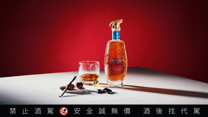 黑松公司攜手金門酒廠首創將西班牙赫雷斯產區雪莉桶用於「創世者皇者雪莉金門高粱酒」熟成。（圖／品牌業者提供）