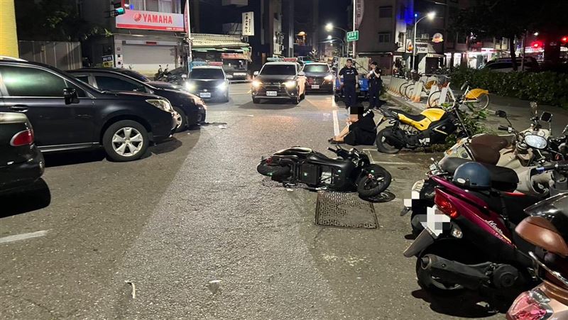 少年不服取締逃逸，左轉時連撞數車倒地，還好送醫沒有大礙。（圖／翻攝畫面）