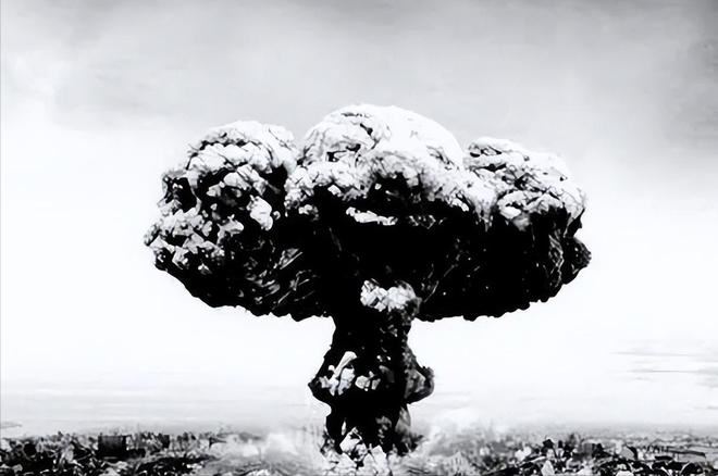 早在上個世紀二十年代，王仁三郎所寫的《靈界物語》中提到，日本若繼續追求軍事擴張，將面臨「火與鐵的審判」。儘管當時日本軍國主義正熾，無人能想像具體是怎樣的災難，但1945年8月廣島與長崎的原子彈爆炸，讓許多信徒認定這就是預言的應驗。（圖／翻攝百度百科）