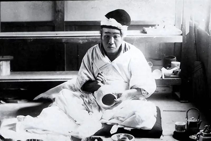 日本美術工藝社的主幹事加藤義一郎對王仁三郎的工藝品作出很高的評價。植芝盛平所創立的合氣道受到其大本教的深遠影響。（圖／翻攝百度百科）