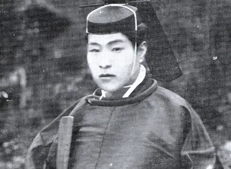 王仁三郎小時候是出名的「八耳」（指直覺和理解力優異的人）神童，未接受正規教育，12歲卻成為村中小學教師。（圖／翻攝百度百科）