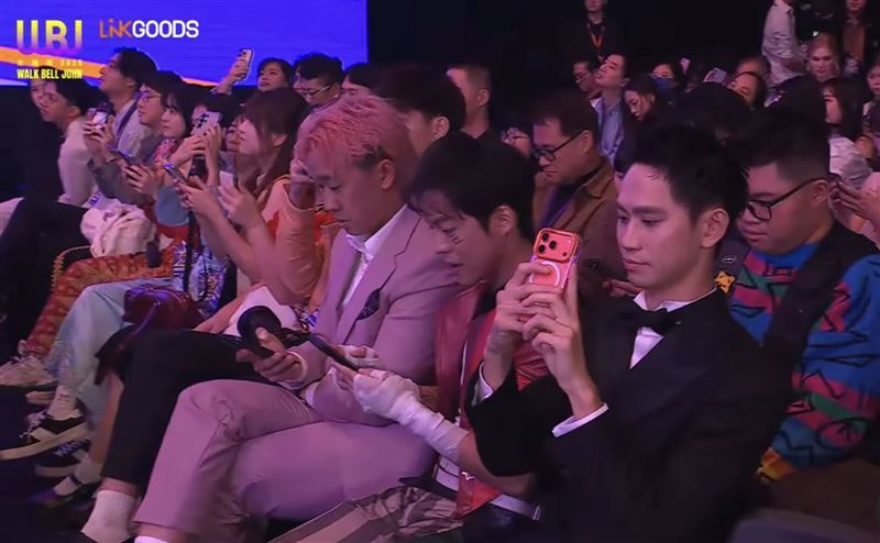 Andy老師手持最新款iPhone 17。（圖／翻攝自Threads）