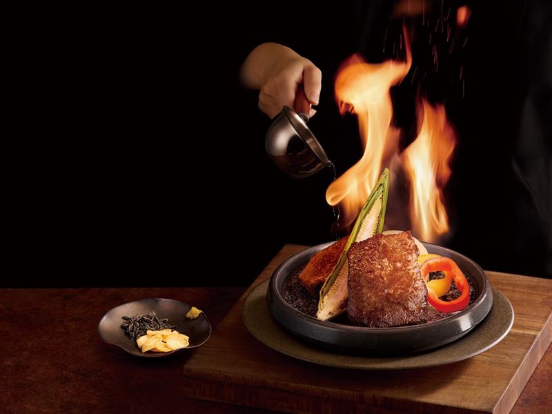 極炙火焰牛排主餐，透過高溫直火封存肉汁，設計三種風味佐料搭配，創造多層次變化。（圖／品牌業者提供）